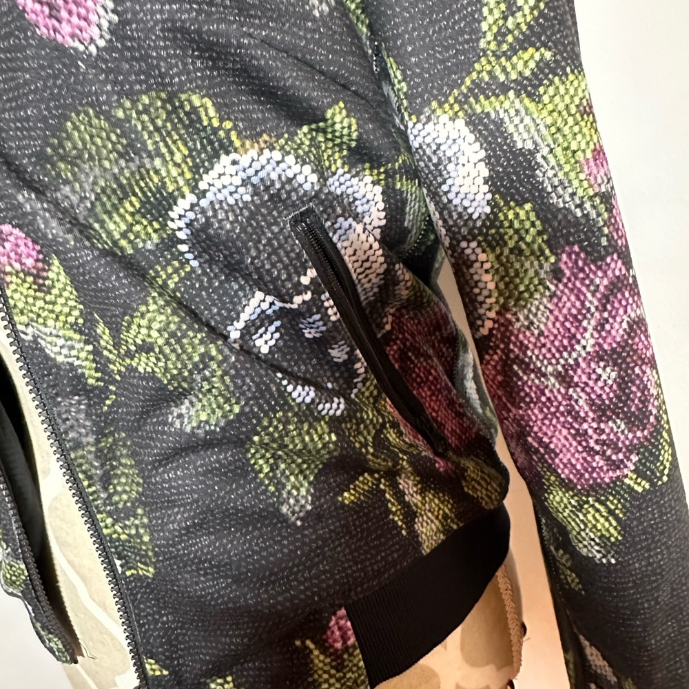 Two sided fully reversible lululemon jacket - Picture 4 of 5
